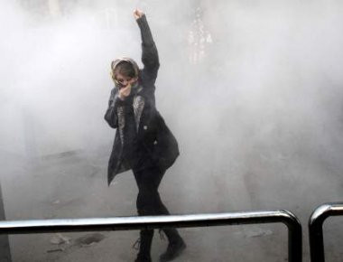 Δύο άνθρωποι σκοτώθηκαν στη διάρκεια των αντικυβερνητικών διαδηλώσεων που έχουν ξεσπάσει στο Ιράν (φωτό, βίντεο)